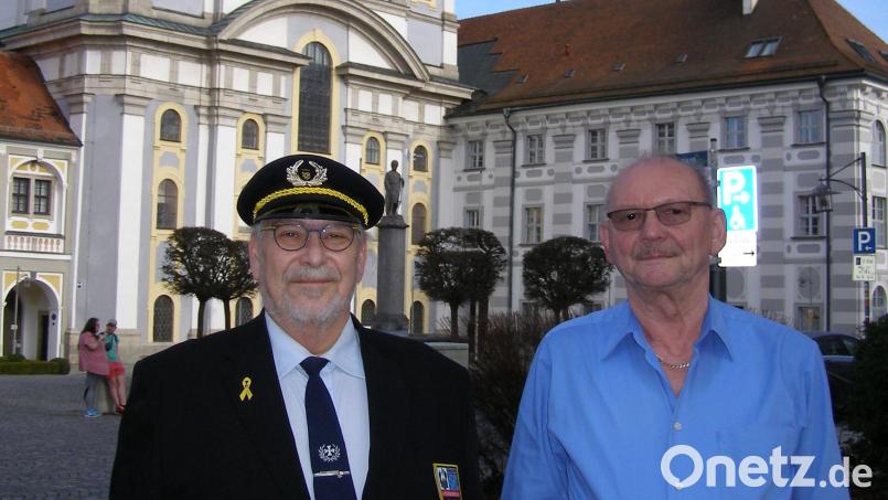 Gerhard Franke und Alois Kirschbaum (von links), die beiden Vorsitzenden der Soldatenkameradschaft Waldsassen. Sie feiert Ende April 140-jähriges Bestehen. Bild: pz