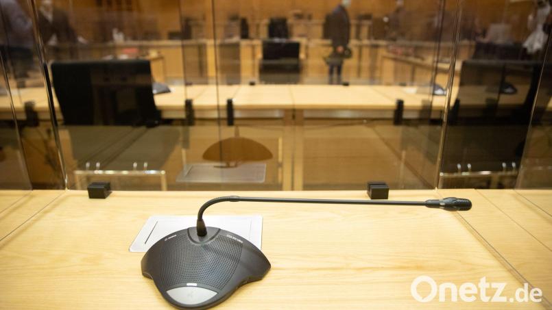 Ein Mikrofon in einem Gerichtssaal. Symbolbild: Friso Gentsch/dpa