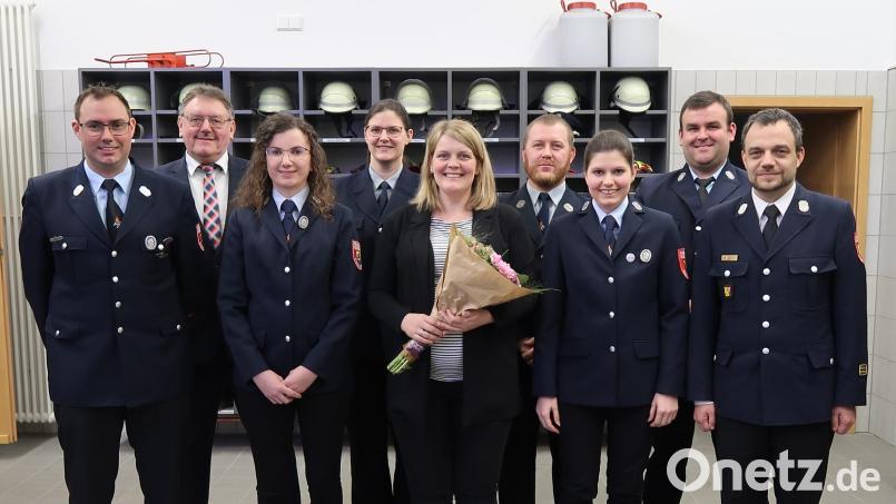 Neuwahlen bei der Feuerwehr Ebersbach (von links): der wiedergewählte erste Kommandant Wolfgang Rösch, Bürgermeister Hans-Martin Schertl, die neue Schriftführerin Anna Reuschl, Kassenprüferin Christina Rabenstein, die scheidende Schriftführerin Kerstin Mägerl, Zweiter Kommandant Andreas Zwack, Kassenwartin Karin Dotzler, stellvertretender Vorsitzender Andreas Weiß und Kreisbrandmeister Michael Iberer. Bild: rab