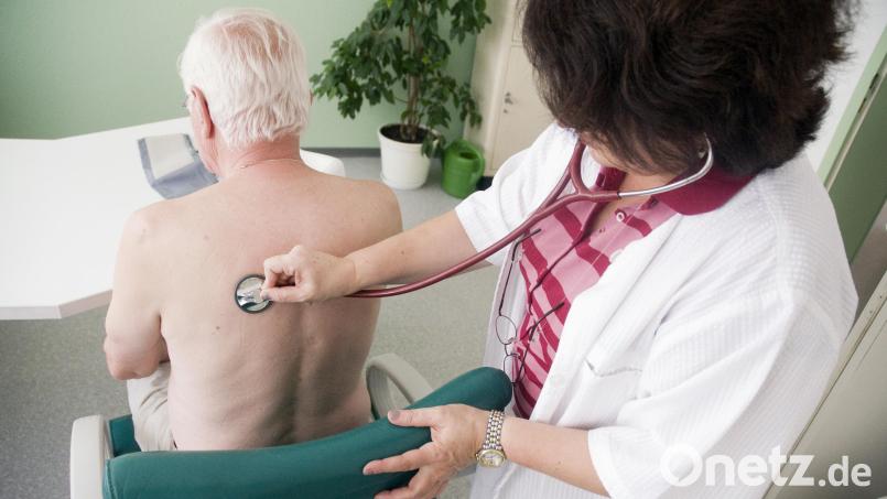 Hausarzt ist kein Traumjob mehr. Entsprechend schwer ist es für kleine Gemeinden wie Dieterskirchen einen Nachfolger für den frei werdenden Arzt-Sitz zu finden. Bild: Benjamin Ulmer/dpa
