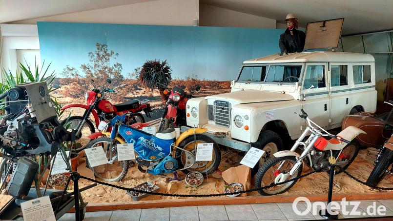 Der aus der 60er-Jahre-Serie &quot;Daktari&quot; bekannte Land Rover wurde hier mit mehreren Mopeds aus dieser Zeit stilvoll in Szene gesetzt. Bild: Thomas Geißler/fph