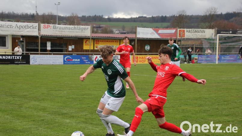 Der SV Mitterteich (links Justin Wagner in der Partie gegen den FSV Stadeln, 1:1) empfängt am Samstag den Tabellenzweiten SC Großschwarzenlohe. Archivbild: kro