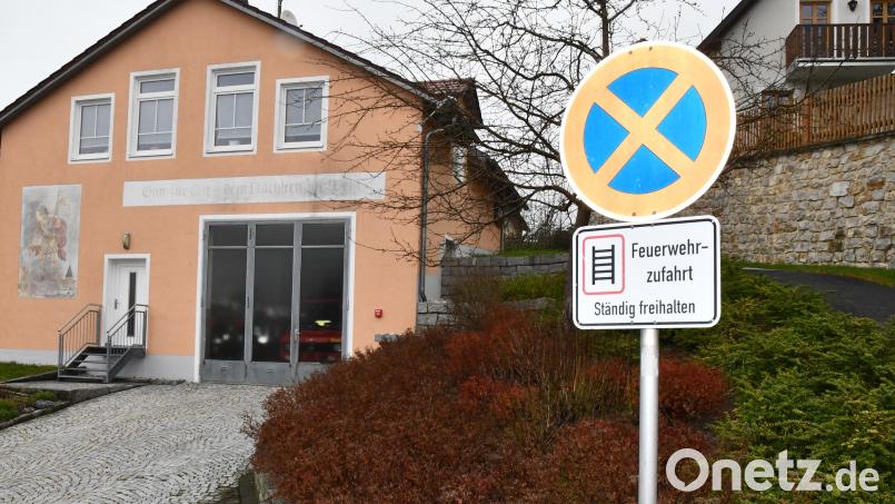 Die Aschacher Wehr benötigt für ihre feuerwehrtechnischen Gerätschaften mehr Platz. Daher soll hier rechts im Bild ein Nebengebäude errichtet werden. Bild: sche