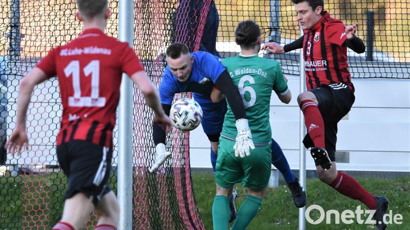 Keeper Eric Schlesinger und Benedikt Sichert (Zweiter und Dritter von links) vom FC Weiden-Ost retteten im Nachholspiel gegen Spielertrainer Benjamin Urban(rechts) vom SC Luhe-Wildenau. Bild: Büttner
