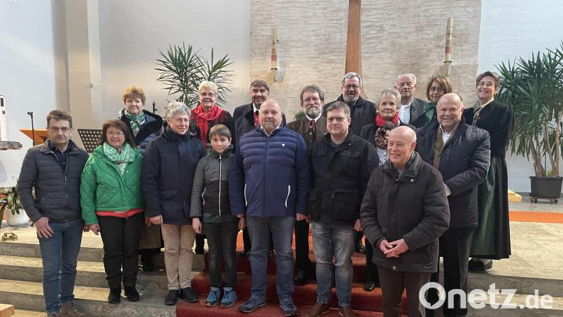 Verschiedene Musikgruppen und Redner treffen sich in Wernberg-Köblitz zum Bayerischen Passionssingen. Bild: Maria Schlögl/exb