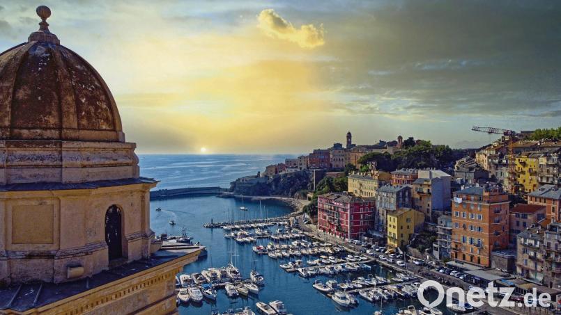 Blick von der Zitadelle von Bastia auf den Hafen: Für die meisten ist die korsische Stadt nur eine Durchgangsstation, hier legen viele Fähren vom Festland an. Bild: JC Marsily/Bastia Tourisme Corsica/dpa