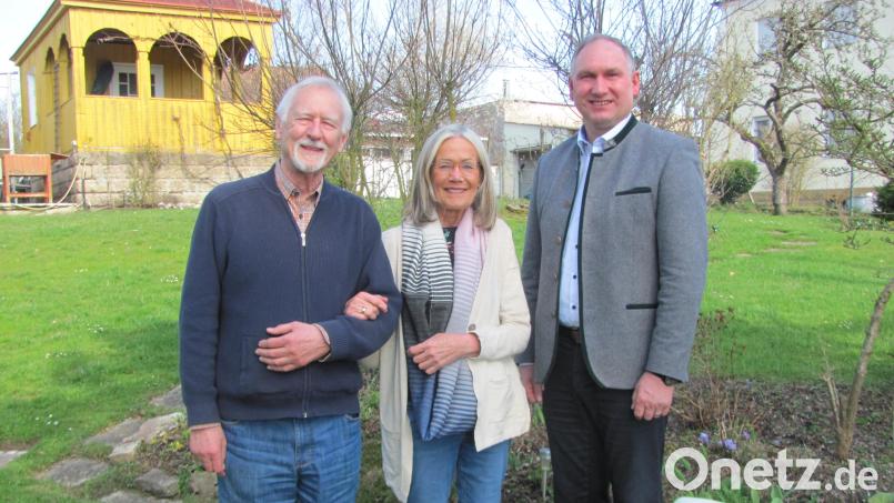 Dr. Jürgen Trammer (links) feiert 80. Geburtstag. Mit Ehefrau Renate (Mitte) begeht er im Juli dann die goldenen Hochzeit. Die Glückwünsche des Marktes Mantel überbrachte Bürgermeister Richard Kammerer (rechts). Bild: sei
