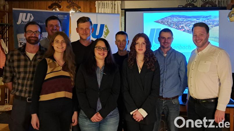 Einen neuen Ortsvorstand wählt die JU Schnaittenbach (von links): Franz Biller, CSU-Ortsvorsitzender Thomas Hotter, Christina Wagner, Lukas Schiffler, JU-Vorsitzende Iris König, Pascal Rackwitz, Helena Eichenmüller, Michael Biller und JU-Kreisvorsitzender Henner Wasmuth. Bild: nag