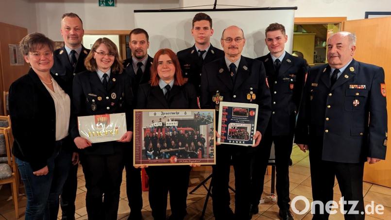 Nach 24 Jahren als Jugendwart wurde Johann Wagner (Dritter von rechts)
verabschiedet. Bürgermeisterin Sonja Meier, Vorsitzender Johann Laubmeier, Jugendwartin Kathrin Götz, Kommandant Stefan Rötzer, Jugendwartteammitglieder Janette Dobmeier, Tim Baumer, Fabian Zangl und Ehrenkreisbrandinspektor Richard Fleck (von links) dankten ihm für seinen Einsatz. Bild: Michael Wagner