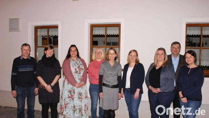 Kita und Grundschule in Schmidmühlen haben einen gemeinsamen Förderverein (von links): Werner Sulzer, Carolin Fleischmann, Ilona Johnson, Marina Pirzer, Vorsitzende Stephanie Lautenschlager, Julia Steckel, Claudia Zollbrecht, Bürgermeister Peter Braun und Martina Wermke. Bild: pop