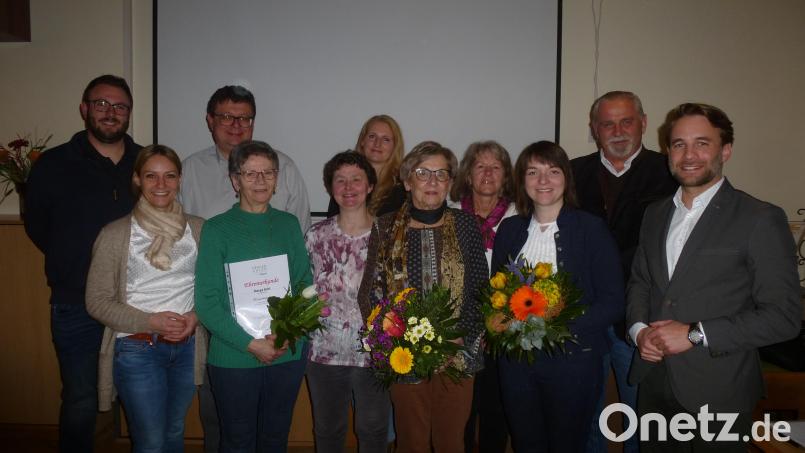 Das Führungsteam der Frauen-Union mit Vorsitzender Nicole Presche (Dritte von rechts). Es gratulierten Bürgermeister Ludwig Biller(Zweiter von rechts), Julian Kraus (JU), Stefanie Dippl, Thomas Schönberger und Severin Hirmer (von links) Bild: bk