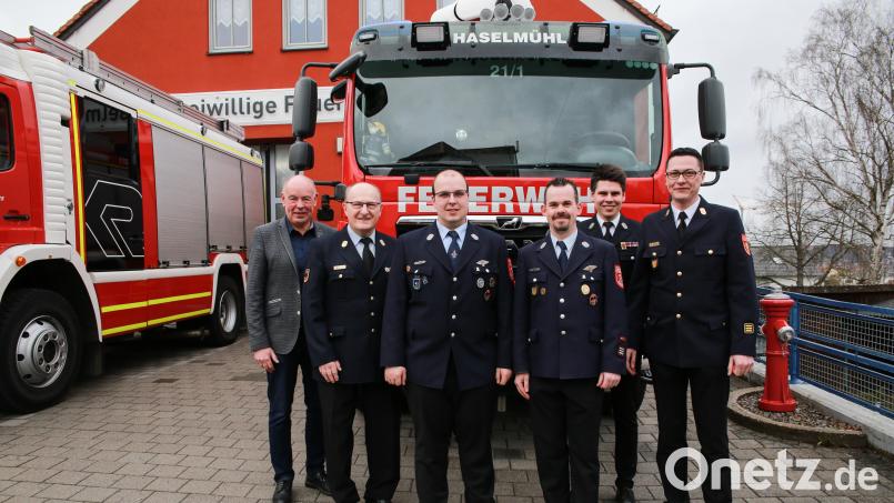Die Feuerwehr Haselmühl wählt ihre Kommandanten (von links): Bürgermeister Roland Strehl, Ehrenkreisbrandinspektor Hubert Blödt, stellvertretender Kommandant Florian Schlegel, Erster Kommandant Michael Reindl, Kreisbrandmeister Dominik Ernst und Kreisbrandinspektor Armin Daubenmerkl. Bild: egl