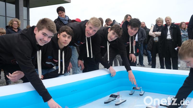 Johannes Zimmermann, Tobias Wittmann, Bastian Schmid, Johannes Hausmann und Nicolas Rauch (von links) freuten sich über eine gelungene Projektwoche im Camp und ließen die gebauten Katamarane ins Wasser gleiten. Bild: Hirsch