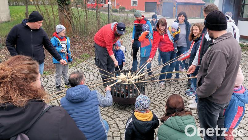 Das an Weide- oder Haselnussästen aufgespießte Stockbrot, teils von den Kindern über dem Feuer selbst gebacken, schmeckte beim Familien-Osterfest des Quartiersprojekts Steinwaldnetz besonders gut. Bild: bsc