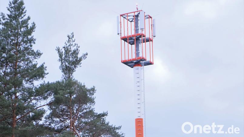 Der Speinsharter Funkmast vor dem dunklen Grün des Gemeindewaldes. 40 Meter hoch soll er demnächst in Betrieb gehen. Bild: do