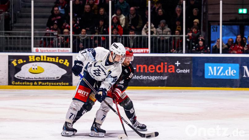 Szenen aus dem vierten Play-off-Halbfinale zwischen den Saale Bulls Halle und den Blue Devils Weiden (weiße Trikots). Bild: Werner Moller