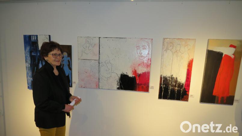 Ihre Gedanken und ihre Sicht auf die Welt und die Menschen bringt die Künstlerin Marille Singer in ihren Bildern zum Ausdruck. Sie sind bis Oktober im Altenstädter Museum zu sehen. Bild: adj