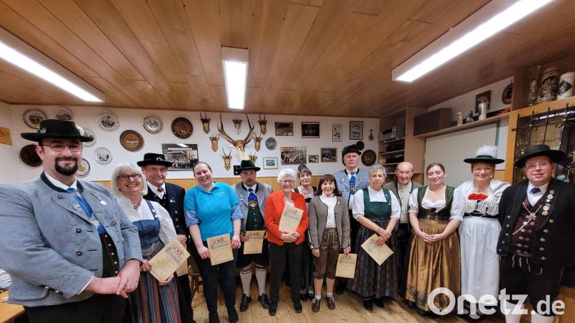 Beim Trachtenverein D'Vilstaler Kümmersbruck gab es Ehrungen (von links): Vorsitzender Markus Gais, Helga Högerl, Willi Högerl, Kathrin Rauch, Florian Bechtl, Paula Neugebauer, Silvia Vetter, Christa Hahn, Johann Hahn, Manuela Kern, Anton Birner, Kathi Gais, 1. Schriftführerin, Sandra Haller, 2. Vorsitzende, Tobias Lehner, 2. Gauvorstand. Bild: egl