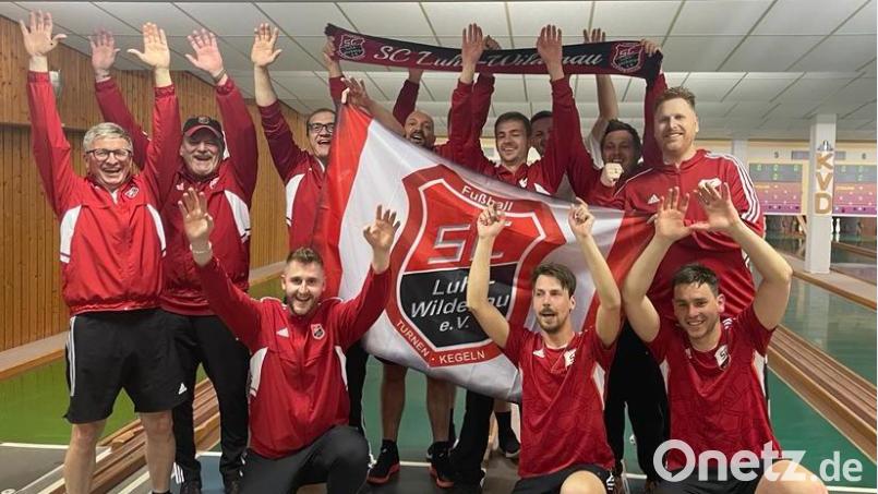 Jubel bei den Keglern des SC Luhe-Wildenau über die Rückkehr in die 2. Bundesliga. Bild: Michael Grünwald