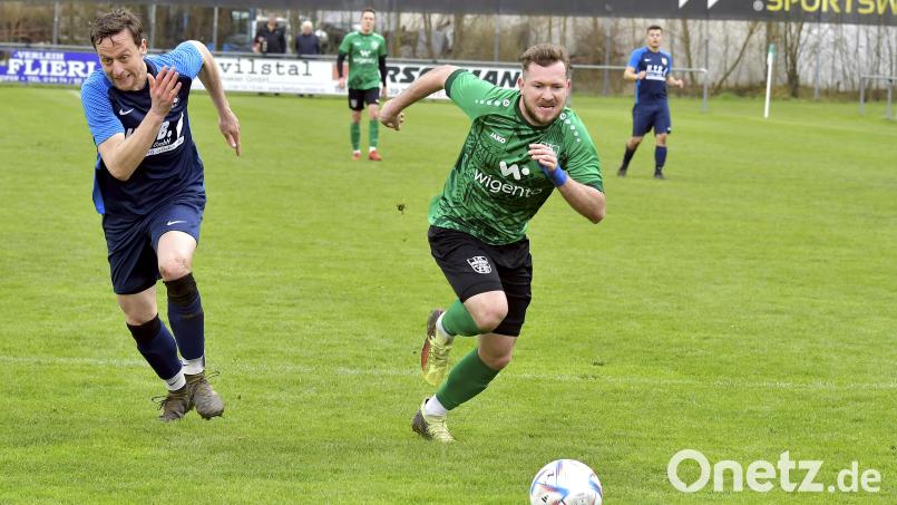 Der zweifache Torschütze Maximilian Nimsch (rechts) vom FC Rieden spurtet in dieser Szene Bernd Morgentum (links) vom FC Viehhausen an der Strafraumgrenze auf und davon. Bild: Hubert Ziegler