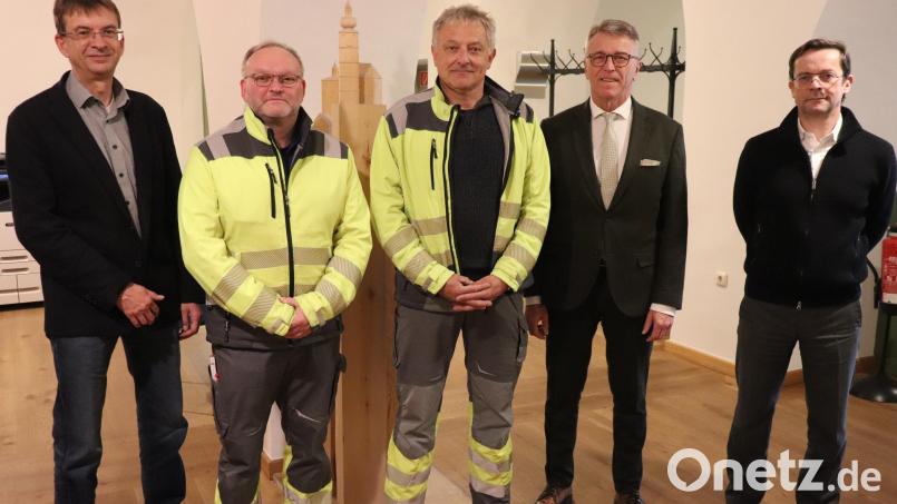 Zum Dienstjubiläum von Dietmar Grüner (Mitte) gratulierten Bürgermeister Franz Stahl (Zweiter von rechts), Leiter der Hauptverwaltung Markus Bergauer (rechts) sowie Stadtwerkeleiter Thomas Kraus und Wassermeister Markus Franz (von links). Bild: Stadt Tirschenreuth/exb