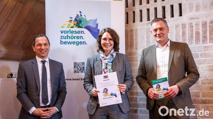 Ministerialdirigent Martin Wunsch (von links) überreicht das Gütesiegel an Oberstudienrätin Petra Giebisch und Schulleiter Christian Schwab. Bild: Balk/exb