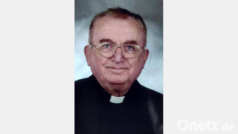 Am 12. April verstarb Bischöflich Geistlicher Rat Josef Nickl in Regensburg. Sein Primizspruch 1954 „Ich danke dem Herrn Jesus Christus, der mich gestärkt hat, dass er mich für treu erachtet und zu seinem Dienst bestellt hat.“ wurde für ihn das Programm für sein langes, priesterliches Wirken. Bild: exb/privates Archiv