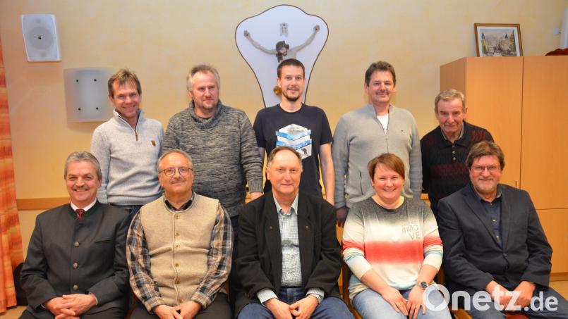 Johann Wiesent (sitzend, rechts) bleibt Ortsvorsitzender der CSU Waldau. Martina Rauch (sitzend, Zweite von rechts) ist seine Stellvertreterin. Franz Wiesent (hintere Reihe, links) ist als Neumitglied begrüßt worden. Bürgermeister Andreas Wutzlhofer (sitzend, links) würdigte Hans-Werner Anzer (sitzend, Zweiter von links) Anton Herrmann (hintere Reihe, Zweiter von links) und Johann Wiesent für ihre Treue zum kleinsten Ortsverband. Bild: dob