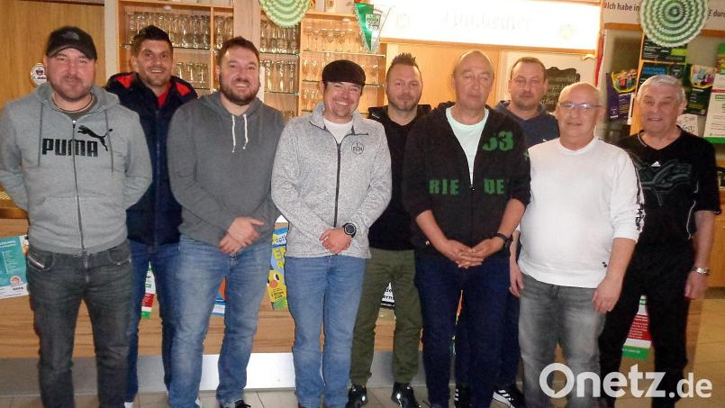Die &quot;Motoren&quot; des 1. FC-Rieden-Fan-Clubs (von rechts): Alt-Bürgermeister und FC-Ehrenvorsitzender Gotthard Färber, 2. Vorsitzender und Schriftführer Peter Gattaut, Vorsitzender 1. FC Rieden und Fan-Club Kassier Hans Fischer und Fan-Club-Vorsitzender Bernhard Salbeck. Bild: gau