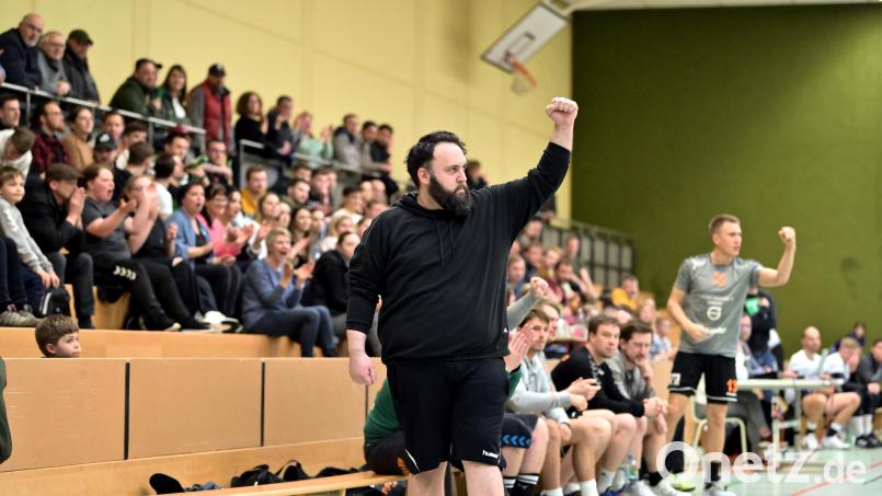Er ballt die Siegerfaust: Christof Heiduk, Trainer der HG Amberg. Bild: Hubert Ziegler
