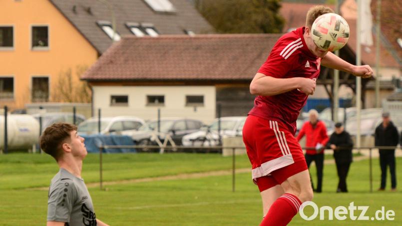Das Bild täuscht: Die Pfreimder, wie hier Dennis Lobinger (rechts), agierten gegen den TSV Waldkirchen keineswegs kopflos. Am Ende siegten sie mit 4:0. Bild: ham