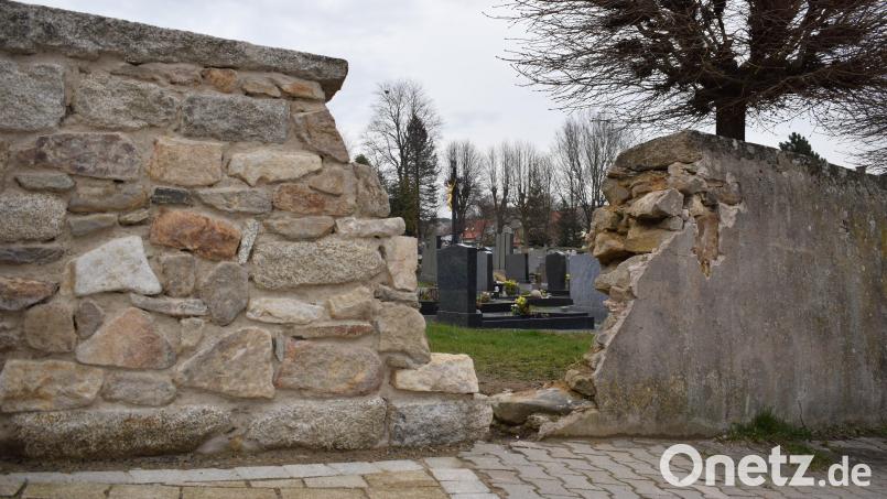 Die Mauer beim Friedhof in Bärnau muss saniert werden. Besonders debattierte der Stadtrat über den westlichen Teilbereich entlang der Wiesenstraße. Links zu sehen ist bereits ein Probestück vom Wiederaufbau, rechts die alte Mauer. Bild: szl