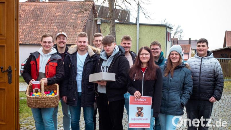Die Neudorfer KLJB legte sich an Ostern ins Zeug und färbte für den ganzen Ort Eier. Den Erlös der Aktion spendeten die Jugendlichen an die Kinderkrebshilfe Oberpfalz-Nord. Bild: Hannah Rauch/exb