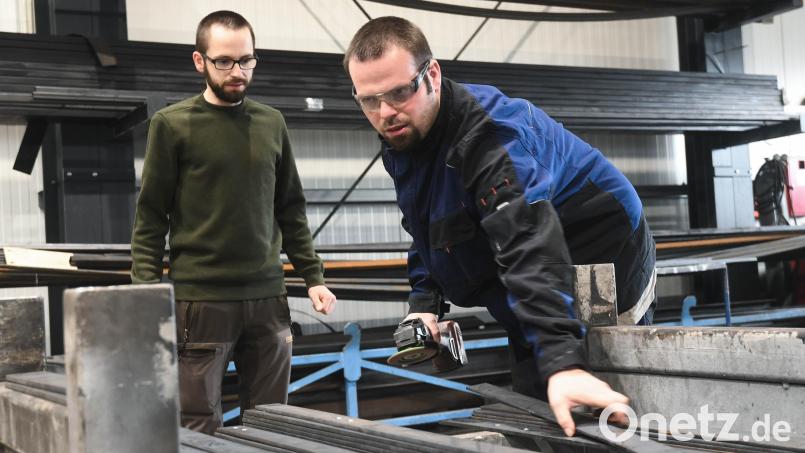 Der ehemalige HPZ-Beschäftigte Andy Rentsch beim Entgraten vom Metallstangen. Sein Chef Maximilian Blau schaut zu. Bild: Gabi Schönberger
