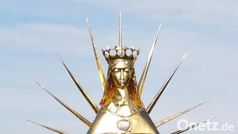 Die 3,50 Meter große und 400 Kilogramm schwere Friedensmadonna ist vergoldet und richtet ihren Blick gen Osten. Bild: fvo