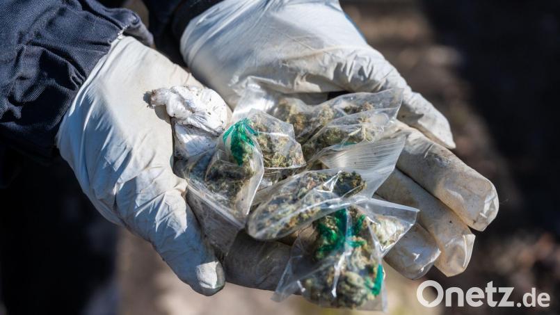 Eine Polizistin hält kleine Tütchen mit Marihuana in den Händen. Bild: Christophe Gateau/dpa/Symbolbild