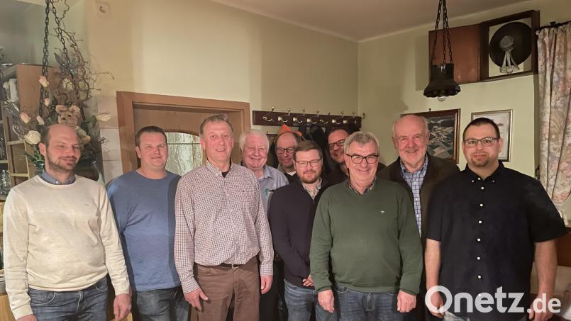 Der Vorstand mit den Pächtern im Bogen II: Jagdvorsteher Alfons Purschke (Dritter von links), Reinhold Kummert (Zweiter von rechts) und Helmut Kohn (Dritter von rechts). Bild: JG Gärmersdorf/exb