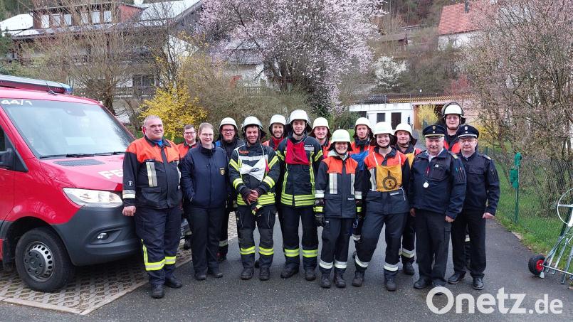 Sind jetzt stolze Träger des Leistungsabzeichens für den Löscheinsatz: Die Teilnehmer der Feuerwehr Hirschbach mit Kommandant Reinhard Vogel, Schiedsrichterin Sabine Herbst (von links), KBI Hans Sperber und KBM Christian Meyer (von rechts). Bild: lei
