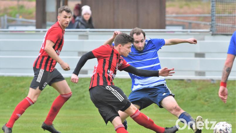 Dieser Hammer saß: Fabian Geitner (Mitte) erzielte aus der Distanz das 2:1 für den SC Luhe-Wildenau. Vohenstrauß’ Matthias Hammerl konnte nicht mehr eingreifen. Bild: Büttner