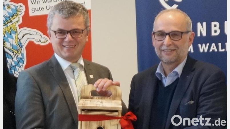 Peter Scheitinger (links) trug Bürgermeister Martin Birner die Ehrenschirmherrnschaft an. Bild: wel