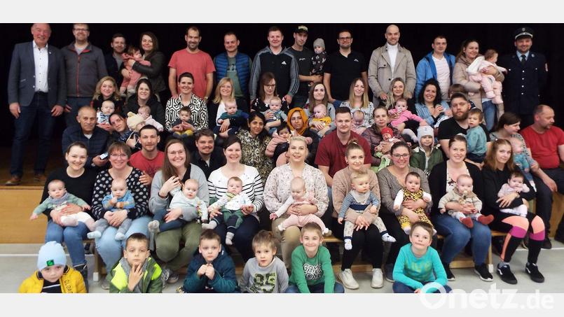 Die Eltern stellten sich mit ihren Kindern zum Gruppenbild in der Mehrzweckhalle Kümmersbruck. Bild: e