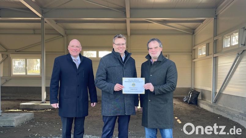 Oberbürgermeister Oliver Weigel, DLRG-Vorsitzender Achim Trager und Lions-Vorsitzender Flavio Herrmann (von links) bei der Spendenübergabe. Bild: Stadt Marktredwitz/exb