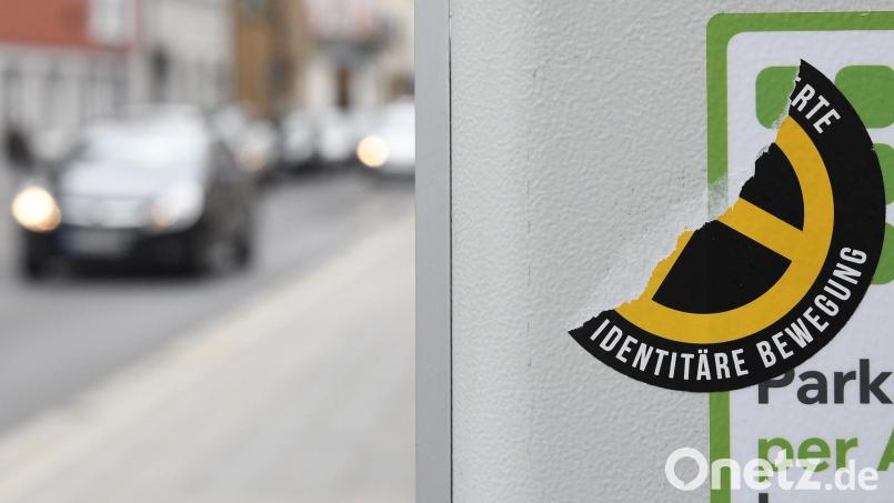 Spuren von extrem rechten Gedankenguts findet sich immer wieder in der Oberpfalz: So wie dieser Aufkleber der Identitären Bewegung in Amberg. Archivbild: Petra Hartl