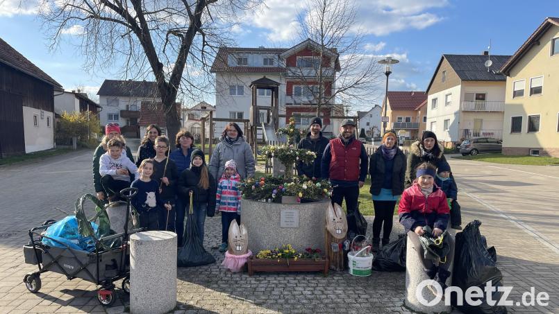 Allerlei Müll und Unrat sammeln Mitglieder des Obst- und Gartenbauvereins Hiltersdorf bei einer "Rama dama"-Aktion ein. Bild: Hubert Ott/exb