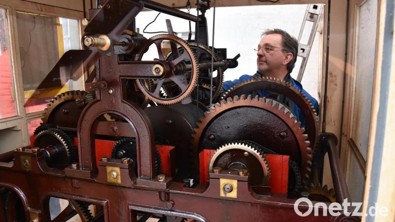 Mehrere Hundert Kilo wiegt das Uhrwerk aus Gusseisen im Kirchturm. Die Mechanik sollte regelmäßig gefettet und neu eingestellt werden, damit die Uhrzeit auch richtig angezeigt wird. Früher mussten die Kirchner das Uhrwerk noch per Hand aufziehen – doch immerhin das geht inzwischen automatisch. Bild: Stephan Huber
