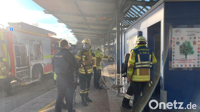 Ruck-zuck gelöscht ist das Feuer in der Toilette am Amberger Busbahnhof. Ein bislang Unbekannter hat dort Papierhandtuch- und WC-Papierspender in Brand gesteckt. Bild: Petra Hartl