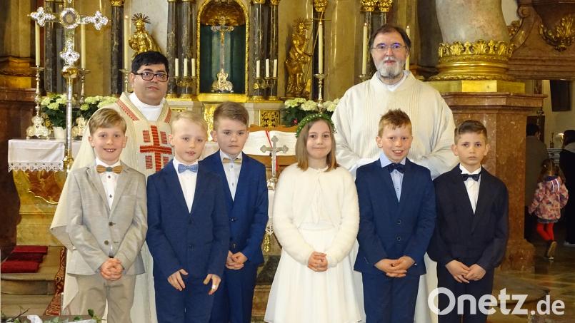 Die Michelfelder Kommunionkinder (vorne von links): Ben Wallner, Ben Rupprecht, Max Weber, Frieda Fischer, Lian Helldörfer, Ben Dobner. Hinten (von links) Pater Ivo Hamburg und Diakon Franz-Josef Reck. Bild: Sonja Müller