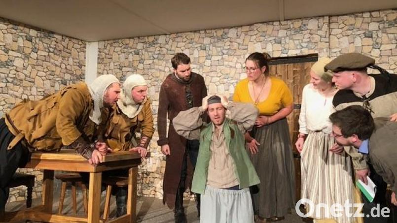 Auf Hochtouren laufen die Proben für das neue Theaterstück der Theatergruppe der Landjugend Stulln. Bild: Prüfling/exb