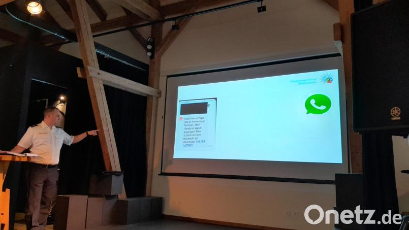 Daniel Ulrich von der Polizeiinspektion Waldsassen hielt im Kunsthaus Waldsassen einen interessanten Vortrag über Enkeltrick-Betrug. Mit Fotos eines Chatverlaufs zeigte Ulrich, wie der Geschädigte binnen kurzer Zeit mehrere Tausend Euro auf ein unbekanntes Bankkonto überwiesen hat. Bild: &quot;Leben Plus&quot; Waldsassen/exb