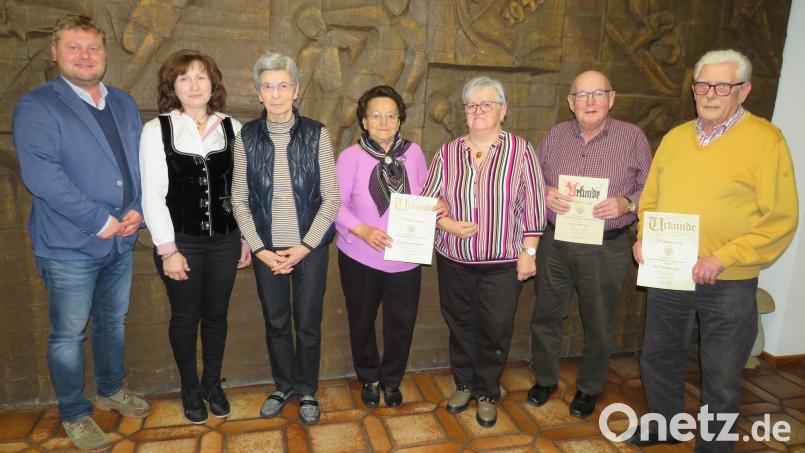 Vorsitzende Heidi Reichl (Zweite von links) zeichnete langjährige Mitglieder des Förderkreises Jugendmusik aus. Bild: adj